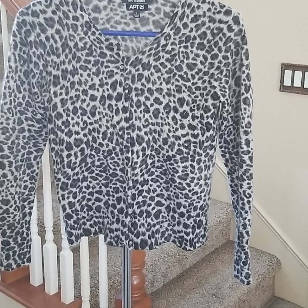 Woman sweater.. leopard print..